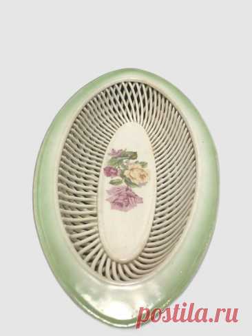 Винтаж: Сухарница ажурная Кировский фаянсовый завод 30-е годы СССР купить в интернет-магазине Ярмарка Мастеров по цене 2400 ₽ – X6GJSRU, Тарелки винтажные, Рошаль - доставка по России Винтаж: Сухарница ажурная Кировский фаянсовый завод 30-е годы СССР в наличии в интернет-магазине на Ярмарке Мастеров - 55728712. Тарелки винтажные от Antiq-vintag. Размер: Длина 27.5 см.
Ширина 13.5 см.
Высота 5.5 см.. Материал: фарфор, фаянс, ручная роспись. Гарантированная доста...