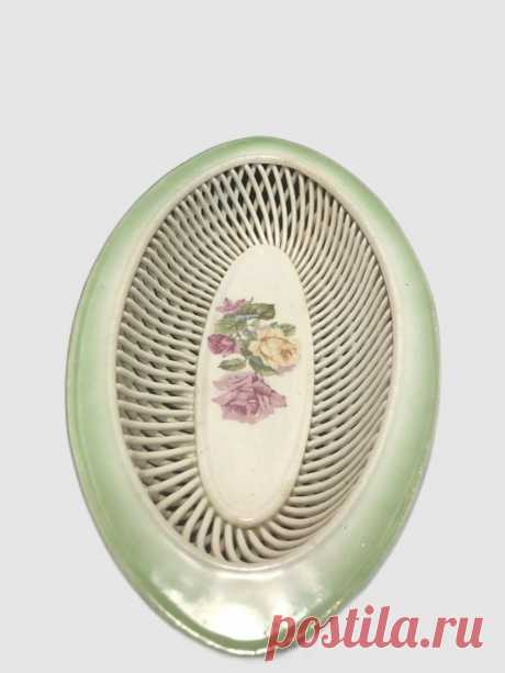 Винтаж: Сухарница ажурная Кировский фаянсовый завод 30-е годы СССР купить в интернет-магазине Ярмарка Мастеров по цене 2400 ₽ – X6GJSRU, Тарелки винтажные, Рошаль - доставка по России Винтаж: Сухарница ажурная Кировский фаянсовый завод 30-е годы СССР в наличии в интернет-магазине на Ярмарке Мастеров - 55728712. Тарелки винтажные от Antiq-vintag. Размер: Длина 27.5 см.
Ширина 13.5 см.
Высота 5.5 см.. Материал: фарфор, фаянс, ручная роспись. Гарантированная доста...