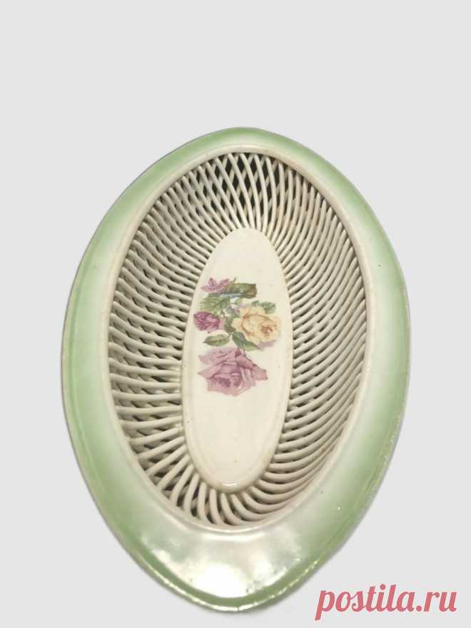 Винтаж: Сухарница ажурная Кировский фаянсовый завод 30-е годы СССР купить в интернет-магазине Ярмарка Мастеров по цене 2400 ₽ – X6GJSRU, Тарелки винтажные, Рошаль - доставка по России Винтаж: Сухарница ажурная Кировский фаянсовый завод 30-е годы СССР в наличии в интернет-магазине на Ярмарке Мастеров - 55728712. Тарелки винтажные от Antiq-vintag. Размер: Длина 27.5 см.
Ширина 13.5 см.
Высота 5.5 см.. Материал: фарфор, фаянс, ручная роспись. Гарантированная доста...