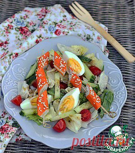 Свежий овощной салат с брошетами из крабовых палочек - кулинарный рецепт