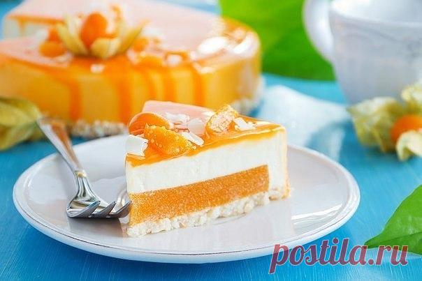 Торт с хурмой и баварским муссом.

Торт получился до неприличия вкусный! Не считая того, что лично для меня немного сладковатым, хотя в желе не положила грамма сахара, и использовала апельсиновый сок, ведь аромат и привкус у хурмы не особо яркие, но такие составляющие как мусс, дакуаз, прекрасно дополнили и подчеркнули все ее достоинства. А главное это цвет, мой любимый, оранжевый. Самым страшным было сделать глазурь, но на удивление, она получилась совсем не плохо, правда...