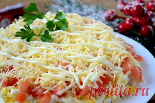 САЛАТ С КРАБОВЫМИ ПАЛОЧКАМИ, ПОМИДОРАМИ И СЫРОМ

ИНГРЕДИЕНТЫ:
● Крабовые палочки — 200 Грамм
● Сыр твердый — 100 Грамм
● Помидор — 1 Штук
● Яйца — 2 Штук
● Майонез — 2 Ст. ложка

ПРИГОТОВЛЕНИЕ:
Подготовьте все необходимые ингредиенты. Яйца отварите вкрутую. Крабовые палочки порежьте кубиком и выложите на дно плоской тарелки. Сверху сделайте майонезную сеточку. Яйца натрите на крупной терке и выложите на крабовые палочки. Снова покройте майонезной сеточкой. Помидор порежьте...