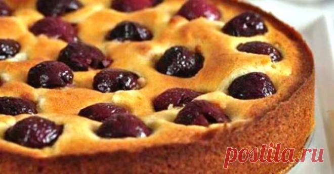 Пирог на кефире с вишней: очень простой - вкус не передать словами Такой рецепт должен быть у каждой хозяйки! Ингредиенты: Мука — 1 стакан Вишня (можно замороженную) — 200 грамм Сахар — 1 стакан Кефир — 1 стакан Яйца — 3