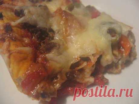 Снова рецепт международной кухни - 
ПИЦЦА В МУЛЬТИВАРКЕ!

Ну, тут любителей не надо долго искать;-)

ИНГРЕДИЕНТЫ ДЛЯ ТЕСТА:

200 мл. воды
1 ст.л. дрожжей
1 ч.л. соли
4 ст.л. растит. масла
2 стакана муки (примерно)

Начинка любая на ваш вкус (томаты, томатная паста, колбаса, салями, оливки, фарш, сыр)

ПРИГОТОВЛЕНИЕ:

В тёплой воде размешайте дрожжи и добавьте сначала соль и растит. масло, затем постепенно муку. Оставить немного подняться.

Раскатайте до нужного размера и т...