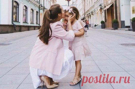 50 вещей, которым нужно научить свою дочь.
Мы хотим познакомить вас с теми жизненными установками, которые пригодятся девочке в будущем.
1. Люби себя в первую очередь.
2. Средняя школа — это еще не реальная жизнь. Будь к этому готова.
3. В жизни ты встретишь много дрянных девчонок. Просто держи марку и проходи мимо.
4. Если ты нашла настоящего друга, то постарайся его удержать, независимо от того, как далеко вы друг от друга.
5. Вещи не сделают тебя счастливой.
6. Не суди никого сама, но будь