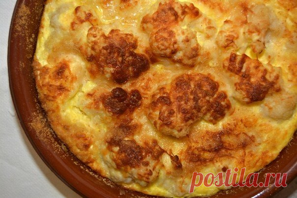 Цветная капуста, запеченная под яйцами, сметаной и сыром.