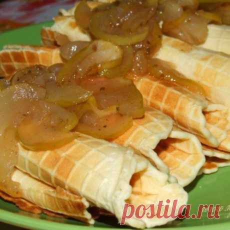 Ванильные вафли с пряными яблоками и грушами