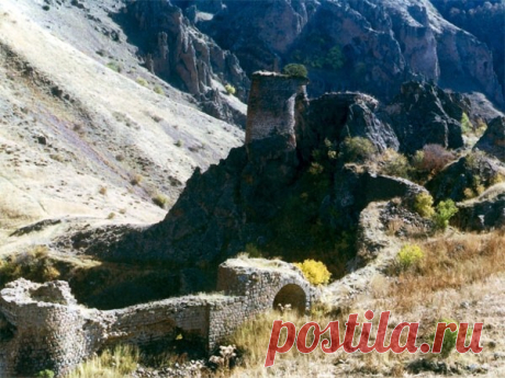 ԿԱՔԱՎԱԲԵՐԴ (Գեղի բերդ)
Կաքավաբերդը գտնվում էր Kingdom of Armenia - Մեծ Հայքի Այրարատ նահանգի Մազազ՝ Ոստան Հայոց գավառում,Բերդատակ լքված բնակավայրի մոտ՝ Ազատ գետի աջ ափին (այժմյան Արտաշատ քաղաքի Իմիրզեկ հնավայրից արևելք)։։ Բերդը հիշատակվում է նաև Թաթուլի, Գեղի կամ Քեղի անուններով: