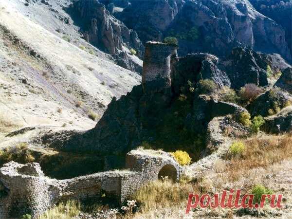 ԿԱՔԱՎԱԲԵՐԴ (Գեղի բերդ)
Կաքավաբերդը գտնվում էր Kingdom of Armenia - Մեծ Հայքի Այրարատ նահանգի Մազազ՝ Ոստան Հայոց գավառում,Բերդատակ լքված բնակավայրի մոտ՝ Ազատ գետի աջ ափին (այժմյան Արտաշատ քաղաքի Իմիրզեկ հնավայրից արևելք)։։ Բերդը հիշատակվում է նաև Թաթուլի, Գեղի կամ Քեղի անուններով: