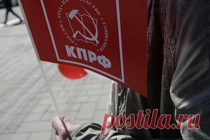 Первого секретаря обкома КПРФ обвинили в поборах на нужды партии. Депутат Смоленской областной думы Вячеслав Живица обвинил в поборах на нужды партии своего начальника, первого секретаря обкома КПРФ и вице-спикера Валерия Кузнецова. С таким заявлением он обратился к руководителю регионального управления Следственного комитета России Анатолию Уханову 24 августа.
