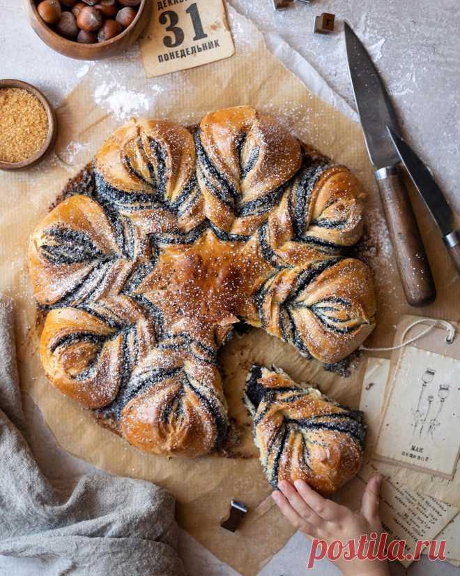 ​Рождественская звезда с маком Ингредиенты:Для теста:Мука — 450 г Мука — для формовкиМолоко — 200 мл Яйцо — 1 шт. Размягченное сливочное масло — 70 г Сахар — 70 г Соль — 1 щепотка
Сухие дрожжи — 5 гДля начинки:Мак — 150 г
Сахар — 150...