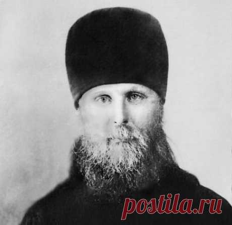 Священномученик Илларион (Троицкий), архиепископ.
День памяти 28 декабря.
Таллантливый преподаватель Духовной академии, выдающийся богослов. Решение принять монашество пришло в 27 лет. Популярность молодого доцента среди профессоров академии и студентов была столь велика, что на постриг приехали многие и многие. Через несколько месяцев он был возведен в сан архимандрита. Он стал самым молодым архимандритом и профессором в России. Родным писал: " Роптать не ропщу, потому что монах – церковная ве