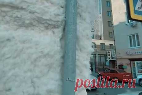 Российская художница создала светящиеся облака. Художница Нина Капустина создала инсталляцию с облаками, которые светятся по ночам. 21-летняя художница поместила инсталляцию на торце здания на улице Шаумяна. Она создана из объемного холлофайбера (утеплителя для верхней одежды), светодиодов и фанеры. Конструкцию Капустина повесила на водосток.