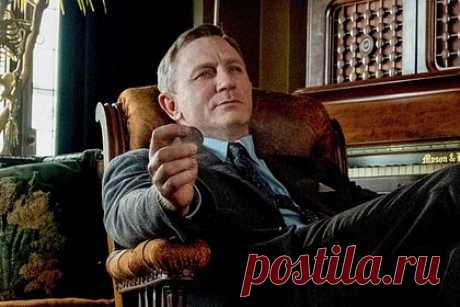 Режиссер «Достать ножи» подтвердил гомосексуальность персонажа Дэниела Крейга. Режиссер фильма «Достать ножи» Райан Джонсон подтвердил гомосексуальность детектива Бенуа Бланка, роль которого исполняет Дэниел Крейг. Подтверждение нетрадиционной сексуальной ориентации главного героя можно также найти в сиквеле. Так, одна из сцен показывает, что Бланк живет с мужчиной.