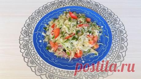 Простой рецепт овощного салата из свежей капусты Ингредиенты для приготовления салата:600 гр. свежей белокочанной капусты1 большой огурец3 помидора среднего размера5 шт. редисаПучок зеленого лукаПучок зелени укропаНемного петрушки при желанииСоль по вкусуНерафинированное подсолнечное ароматное масло