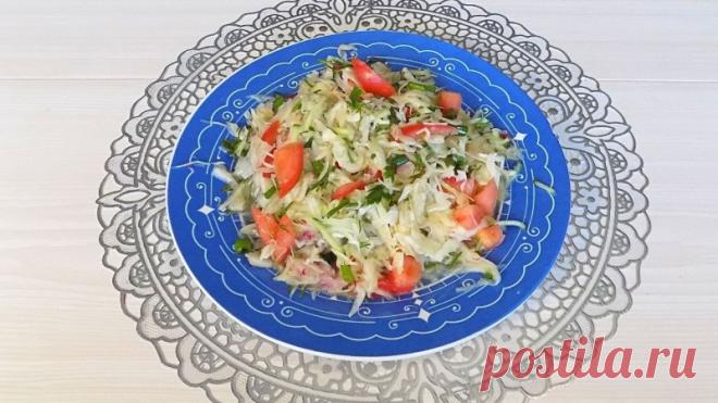Простой рецепт овощного салата из свежей капусты Ингредиенты для приготовления салата:600 гр. свежей белокочанной капусты1 большой огурец3 помидора среднего размера5 шт. редисаПучок зеленого лукаПучок зелени укропаНемного петрушки при желанииСоль по вкусуНерафинированное подсолнечное ароматное масло
