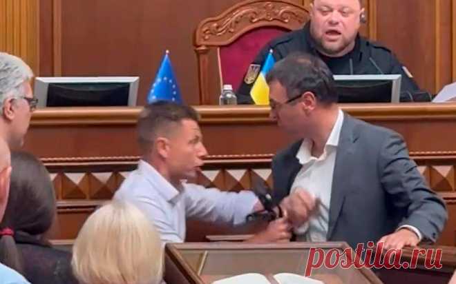 В Верховной раде подрались депутаты. Видео. В Верховной раде Украины произошла потасовка за трибуной: подрались два депутата — Алексей Гончаренко и глава налогового комитета Даниил Гетманцев.