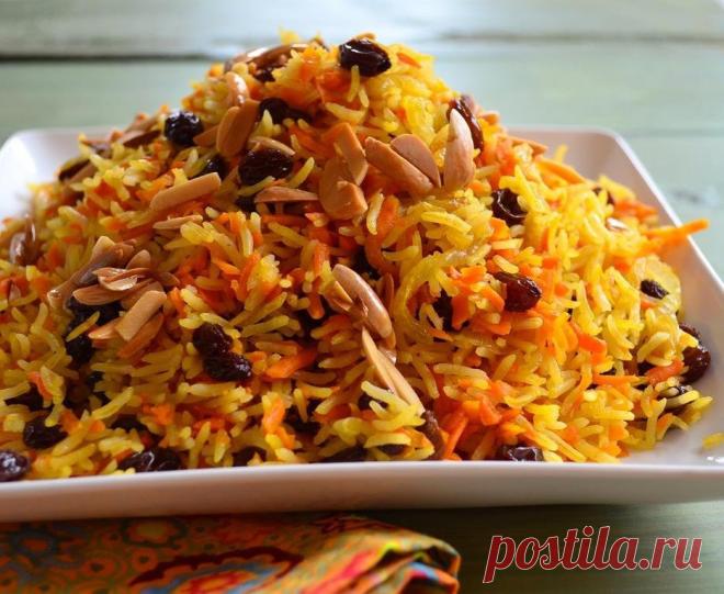 Вегетарианский плов
120 ккал на 100 гр

Отличный вегетарианский вариант плова - рис с грибами. Калорийность риса позволяет кушать его и тем, кто следить за своей фигурой!

Для приготовления этого вкуснейшего блюда вам потребуется:
1,5 стакана риса (350г)
1 большая морковь
400г шампиньонов
3,5 стакана кипятка
растительное масло

1. Нарезать шампиньоны кусочками и обжарить их на 3ст.л. растительного масла 5 минут.

2. Натереть морковь на средней терке, добавить к грибам и вм...