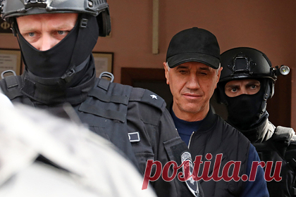 Бизнесмена Быкова приговорили к 13 годам колонии по делу о двойном убийстве. Свердловский районный суд в Красноярске приговорил бывшего депутата и бизнесмена Анатолия Быкова на основании вердикта присяжных заседателей к 13 годам лишения свободы по делу об организации двойного убийства в 1994 году. Быков признан виновным в совершении преступления по статье УК об «организации убийства двух лиц».