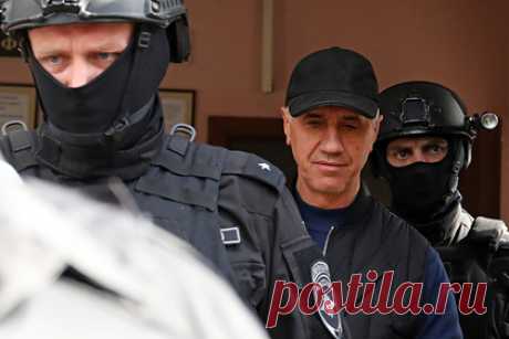 Бизнесмена Быкова приговорили к 13 годам колонии по делу о двойном убийстве. Свердловский районный суд в Красноярске приговорил бывшего депутата и бизнесмена Анатолия Быкова на основании вердикта присяжных заседателей к 13 годам лишения свободы по делу об организации двойного убийства в 1994 году. Быков признан виновным в совершении преступления по статье УК об «организации убийства двух лиц».
