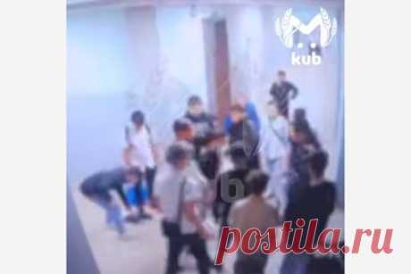 Драка с напавшим на учеников российской школы восьмиклассником попала на видео