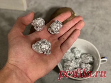 Что даёт фольга при посадке картофеля, как её применяют? Дачники рассказывают, что вырастить урожая в несколько раз лучше, чем у соседа с аналогичным составом земли на участке, совсем просто.