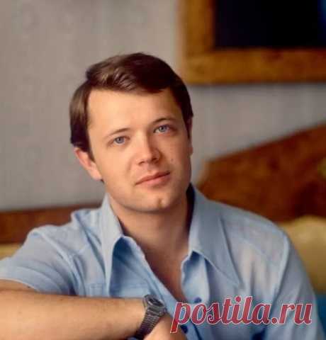 Каким он парнем был! Андрей Ростоцкий.
Герой сегодняшней рубрики Каким он парнем был, красавец Андрей Ростоцкий. Диапазон его творческой деятельности необъятен. Сын легендарного режиссера Станислава Ростоцкого и потрясающей актрисы Нины Меньшиковой, он, за свою короткую жизнь, успел реализоваться, и как большой актёр, и как талантливый режиссёр, и как каскадер и постановщик трюков и даже как...
Читай дальше на сайте. Жми подробнее ➡
