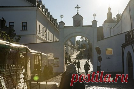 Наместник Киево-Печерской лавры оценил украинское государство в грош. Монахи канонической Украинской православной церкви не покинут Киево-Печерскую лавру, несмотря на требование властей страны это сделать, заявил настоятель монастыря митрополит Павел. Он также оценил украинское государство в грош из-за того, что президент Украины Зеленский не стал говорить с архиереями УПЦ.