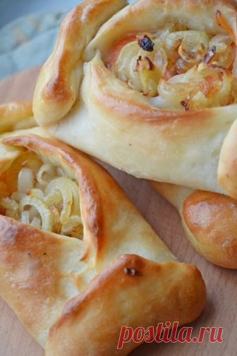 Румяные, с масляными бочками… кулебяки с рыбой Румяные, с масляными бочками кулебячки с рыбкой и янтарным сладким луком — они оттуда, из детства…. Бабушкины….У меня кулебячки с соленым кижучем. Но бабушка делала подобные пирожки и с мойвой, и с го…