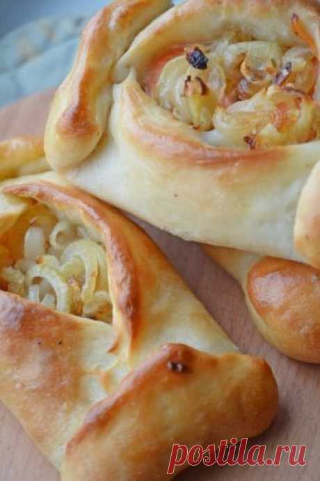 Румяные, с масляными бочками… кулебяки с рыбой Румяные, с масляными бочками кулебячки с рыбкой и янтарным сладким луком — они оттуда, из детства…. Бабушкины….У меня кулебячки с соленым кижучем. Но бабушка делала подобные пирожки и с мойвой, и с го…