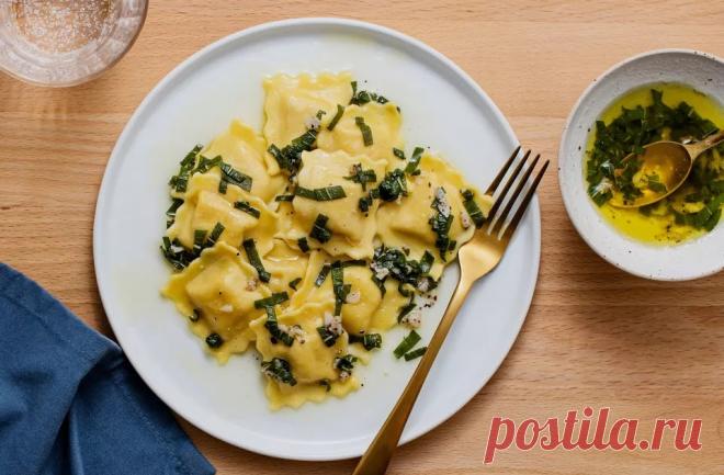 Рецепт соуса из шалфея коричневого масла Коричневое масло является традиционным французским соусом, сделанным просто из разогретого, непробиваемого сливочного масла. Вызывается beurre noisett