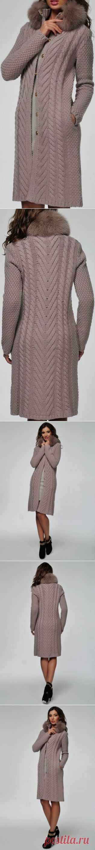 Пальто вязаное BLUMARINE с мехом на воротнике