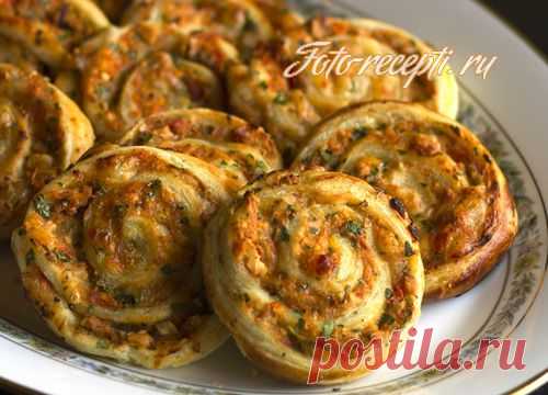 Мини-пиццы из слоеного теста с ветчиной, помидорами и сыром | Вкус жизни
