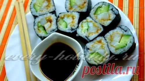 Роллы с огурцом, кальмарами и икрой мойвы