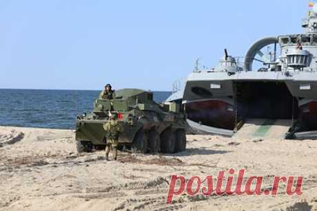 В России ночью впервые провели массовое десантирование 600 военных. На учениях «Запад-2021», которые проходят на полигоне Струги Красные в Псковской области, впервые провели ночью массовое десантирование 600 военных. В десантировании задействовали 20 самолетов Ил-76, они одновременно осуществляли выброску подразделений ВДВ с высоты от 600 до 4000 метров.