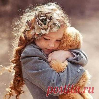Оденьте сердце в светлые одежды,
Что сотканы из тёплой доброты,
Чтоб нити были мягкими, как нежность,
И чистыми, как детские мечты.
Держите зонт над сердцем постоянно,
Чтоб злобу сквозь него не пропустить.
Чтоб, несмотря на ноющие раны,
Не разучились верить и любить…
Чтоб даже те дожди, что поливали
Недобрыми словами в жуткий час,
От лучиков сердечных чище стали,
И чтоб огонь воинственный погас.
И, важно, чтобы сердце не роптало
О том, что мир суровый и чужой,
А чтоб его собою обнимало,
С люб