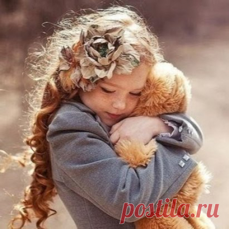 Оденьте сердце в светлые одежды,
Что сотканы из тёплой доброты,
Чтоб нити были мягкими, как нежность,
И чистыми, как детские мечты.
Держите зонт над сердцем постоянно,
Чтоб злобу сквозь него не пропустить.
Чтоб, несмотря на ноющие раны,
Не разучились верить и любить…
Чтоб даже те дожди, что поливали
Недобрыми словами в жуткий час,
От лучиков сердечных чище стали,
И чтоб огонь воинственный погас.
И, важно, чтобы сердце не роптало
О том, что мир суровый и чужой,
А чтоб его собою обнимало,
С люб