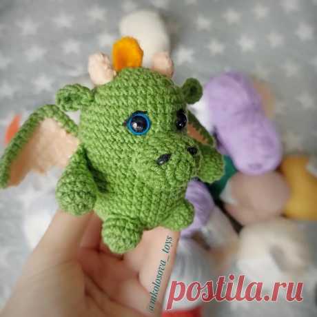 PDF Дракоша &quot;Киндер&quot; крючком. FREE crochet pattern; Аmigurumi toy patterns. Амигуруми схемы и описания на русском. Вязаные игрушки и поделки своими руками #amimore - маленький дракон, дракончик из обычной пряжи, динозавр, динозаврик.