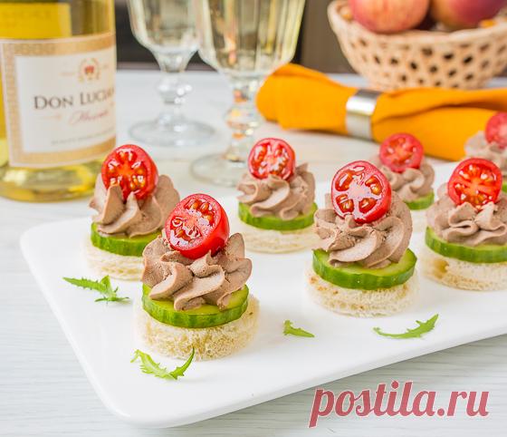 Нежный паштет из куриной печени на Вкусном Блоге Этот паштет я уже анонсировала сегодня в Инстаграме. Отдаю 🙂 Это у нас пойдет в зачет новогодним заказам как закуска. Этот печеночный паштет – самый нежный и вкусный из всех, что я пробовала и готовила до этого (пате из фуа-гра, конечно же, не в счет, с ним вообще мало что…