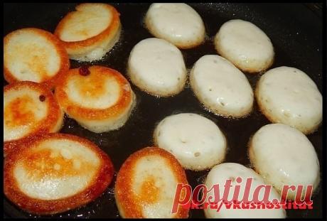 Оладьи "СЕМЕЧКИ "
Уже несколько раз выкладывала этот рецепт ,но повторяю его периодически и он всегда имеет успех!!Кто- то забыл, а для кого то и в новинку .  
В моей семье это очень популярный уже годами рецепт
Ингредиенты:
0, 5 л любого кисломолочного продукта подогреть слегка  
1,5 ст.. ложки сахара  
1 ч,л,соли без горки  
1 яйцо  
Мука -по разному ,потому точно норму не пишу  
1 ч.л,. ложечка соды  
Масло- для жарки .  

Приготовление:
В кисломолочный продукт добавить...