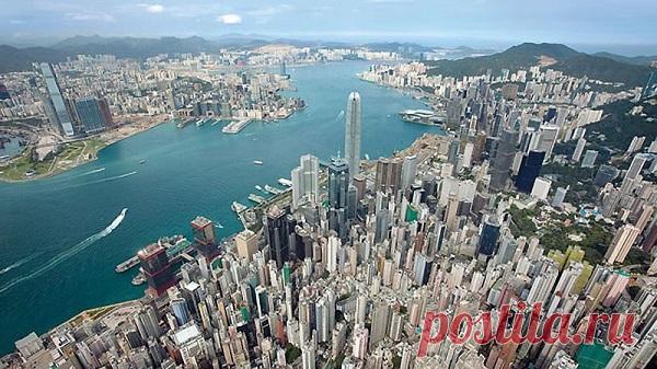 Устали от пробок? Тогда вам в Гонконг | Burabai
Крошечная рыбацкая деревушка и поросшая диким лесом, выступающая в море скала — вот что на протяжении тысячелетий представлял собой Гонконг. Сегодня это город будущего, который был возведен всего за какие-то 50-60 лет — рекордно короткие сроки.