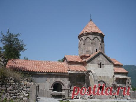 ՄԻՋՆԱԴԱՐՅԱՆ ՀԱՅԱՍՏԱՆԻ ՃԱՐՏԱՐԱՊԵՏՈՒԹՅՈՒՆԸ 
Վահանավանք (միջնադարյան վանական համալիր), Սյունիքի մարզ Монастырь Ваганаванк. Является усыпальницей сюникских царей и князей, Сюникская область
ՍՅՈՒՆԻՔ - ՎԱՀԱՆԱՎԱՆՔ
Վանական համալիրը գտնվում է Սյունիքի մարզի Կապան քաղաքից մոտ 5 կմ հարավ-արևմուտք, Ողջի գետի բարձրադիր աջ ափին, Տիգրանասարի լանջին: Հիմնադրել է