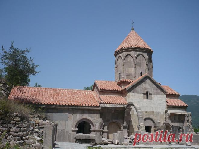 ՄԻՋՆԱԴԱՐՅԱՆ ՀԱՅԱՍՏԱՆԻ ՃԱՐՏԱՐԱՊԵՏՈՒԹՅՈՒՆԸ 
Վահանավանք (միջնադարյան վանական համալիր), Սյունիքի մարզ Монастырь Ваганаванк. Является усыпальницей сюникских царей и князей, Сюникская область
ՍՅՈՒՆԻՔ - ՎԱՀԱՆԱՎԱՆՔ
Վանական համալիրը գտնվում է Սյունիքի մարզի Կապան քաղաքից մոտ 5 կմ հարավ-արևմուտք, Ողջի գետի բարձրադիր աջ ափին, Տիգրանասարի լանջին: Հիմնադրել է