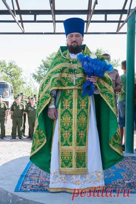 В Александро-Невском храме города Приозерска состоялась праздничная Божественная Литургия