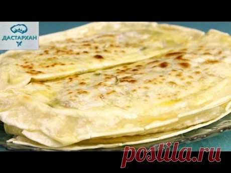 ГЁЗЛЕМЕ с двойной начинкой ☆ БЕЗУМНО ВКУСНЫЕ ТУРЕЦКИЕ ЛЕПЕШКИ ☆ Дастархан ☆ Турецкая кухня Гезлеме  Тесто:  Мука - 400 гр. Вода - 200 мл. Масло растительное - 15 мл. Соль - 2/3 ч.л. Начинка:  Картофель - 500 гр. Мясо - 350 гр. Зелень маленький пучок Масло растительное - 50 мл.  Для теста в теплую воду добавим соль и растворим ее, в муку вольем масло и постепенно добавляя воду, замесим тесто. Оно должно получиться мягкое и не липкое. Накроем его на минут 15, чтобы оно отдох...