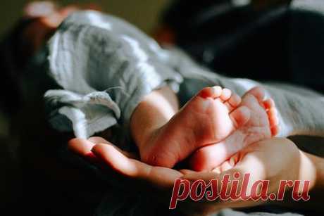 Пилот с 20-летним стажем принял роды у пассажирки во время полета. Пилот авиакомпании VietJet с 20-летним стажем Джакарин Сарарнракскул принял роды у пассажирки во время полета. Непредвиденная ситуация произошла на борту лайнера, следовавшего из Тайбэя в Бангкок, однако огласку получила только сейчас. У женщины внезапно начались активные схватки в туалетной комнате.