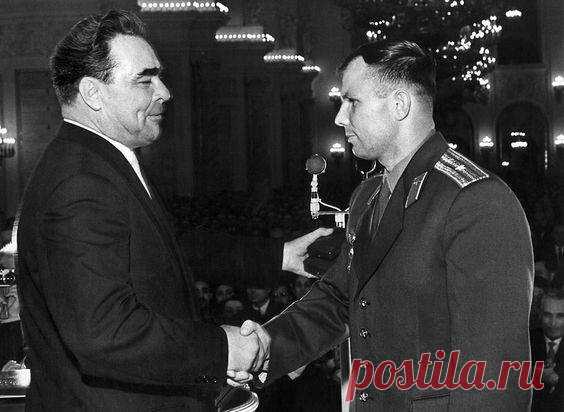 Леонид Брежнев выражает благодарность Юрию Гагарину