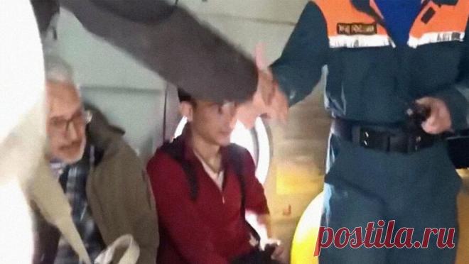 В Хабаровской крае спасатели нашли потерявшихся во время путешествия по реке мужчин. В Хабаровском крае сотрудники МЧС спасли заблудившихся в лесу путешественников, которые не смогли переплыть реку. Об этом сообщает управление ведомства по региону. Двое мужчин пропали 18 сентября после того, как отправились по реке Тугур ...