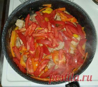 ЛАГМАН С МОЛОДЫМ КАРТОФЕЛЕМ 

ИНГРЕДИЕНТЫ: 
● перец болгарский 
● картофель 
● томаты 
● лапша 
● морковь 
● лук 
● мясо 
● растительное масло 

ПРИГОТОВЛЕНИЕ: 
Соус. Выложить в сотейник на раскаленное оливковое масло крупно нарезанный лук, обжарить до золотого цвета. Мясо с жирком нарезать небольшими кубиками, добавить к луку. Овощи нарезать соломкой. Молодой картофель нарезать маленьким кубиком. Выкладываем по очереди к мясу с луком овощи. Морковь, 5 минут тушим, перец, ...