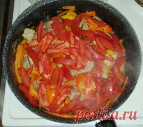 ЛАГМАН С МОЛОДЫМ КАРТОФЕЛЕМ 

ИНГРЕДИЕНТЫ: 
● перец болгарский 
● картофель 
● томаты 
● лапша 
● морковь 
● лук 
● мясо 
● растительное масло 

ПРИГОТОВЛЕНИЕ: 
Соус. Выложить в сотейник на раскаленное оливковое масло крупно нарезанный лук, обжарить до золотого цвета. Мясо с жирком нарезать небольшими кубиками, добавить к луку. Овощи нарезать соломкой. Молодой картофель нарезать маленьким кубиком. Выкладываем по очереди к мясу с луком овощи. Морковь, 5 минут тушим, перец, ...